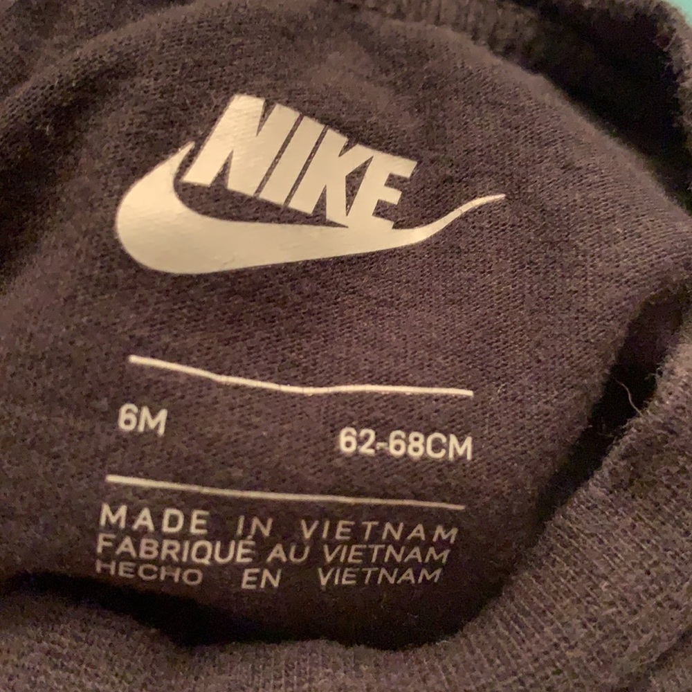Nike - Picture 3 of 3